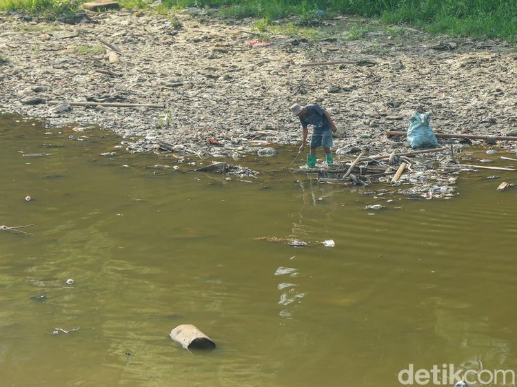 Sungai Bekasi Mengering, Warga Manfaatkan untuk Mencari Ikan