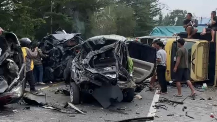 Tabrakan beruntun di depan Green Hill Sibolangit, Deli Serdang, Sumut.