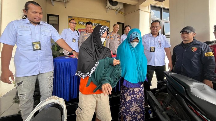 Tampang dua pria menyamar jadi perempuan bobol rumah warga di Palembang