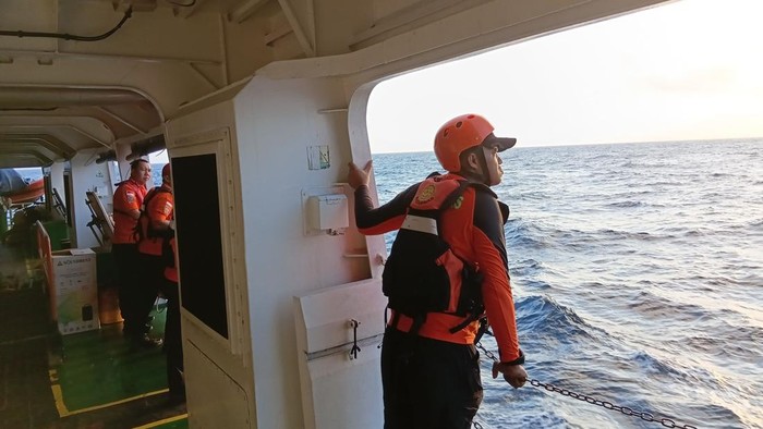 Tim SAR mencari penumpang KM Nurul Salsa yang tenggelam di perairan Selayar.
