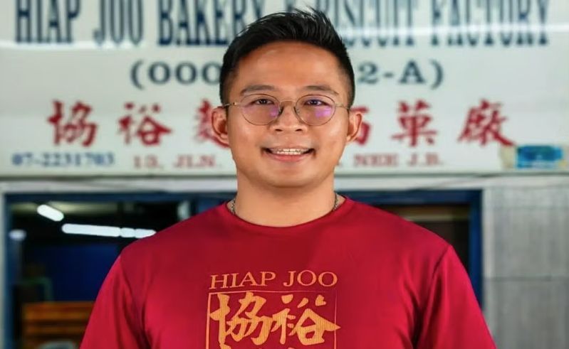 Antik! Toko Roti 106 Tahun Ini Masih Panggang Kue Pakai Oven Kayu