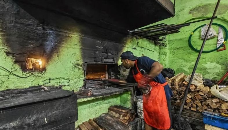 Antik! Toko Roti 106 Tahun Ini Masih Panggang Kue Pakai Oven Kayu