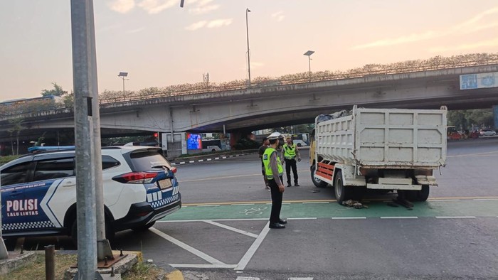 Truk mengalami pecah ban di Jalan Tomang, Jakarta Barat pagi ini (Dok TMC Polda Metro Jaya).