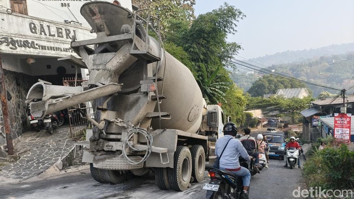 Truk molen mogok di Dago Atas.