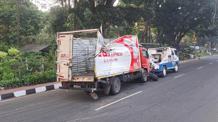 Truk terguling di Jalan Raya Bogor (dok.istimewa)