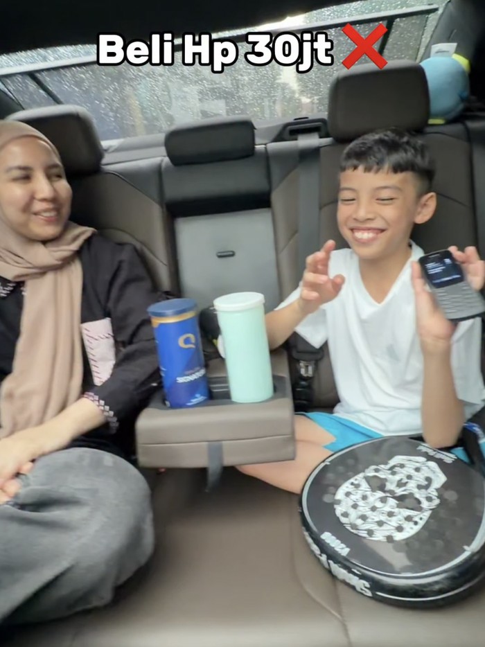 Tya Ariestya dan anaknya.