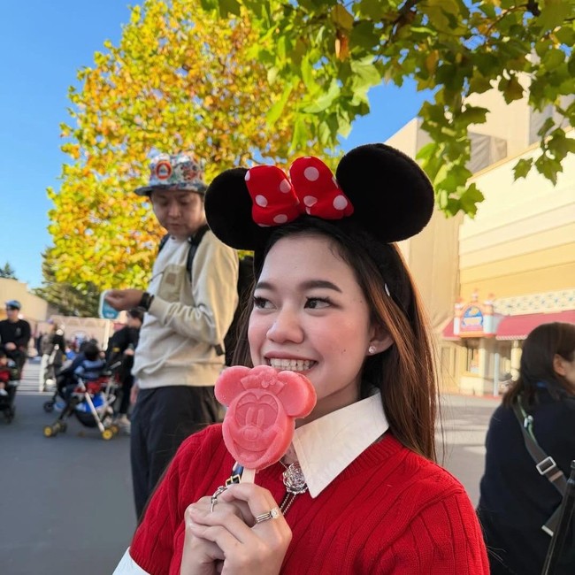 Ummi Quary Liburan ke Jepang, Kulineran di Disneyland hingga Makan Es Krim