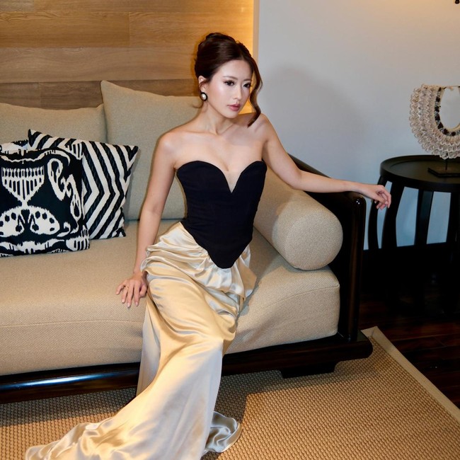 Penampilan Superpretty Valerie Pola Bergaun Strapless di Bali