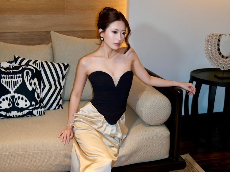 Penampilan Superpretty Valerie Pola Bergaun Strapless di Bali