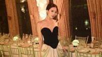 Memasuki sesi makan malam, Valerie Pola berpose di area dining yang dirancang unik dengan pilar-pilar bambu. Di belakangnya terlihat meja makan yang tertata rapi, dihiasi dengan lilin-lilin dan produk-produk. (Foto: dok Instagram valeriepola)