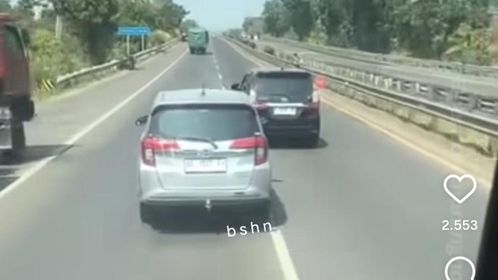Dugaan percobaan penghentian mobil Daihatsu Sigra oleh DC di ruas tol Muktiharjo, Kota Semarang.
