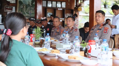 Wakapolda Bali, Brigjen I Made Astawa, didampingi Kapolres Tabanan, AKBP I Putu Bayu Pati, melakukan safari kambtibmas di Desa Mangesta, Kecamatan Penebel, Jumat (17/7/2026). (Dok. Polres Tabanan)
