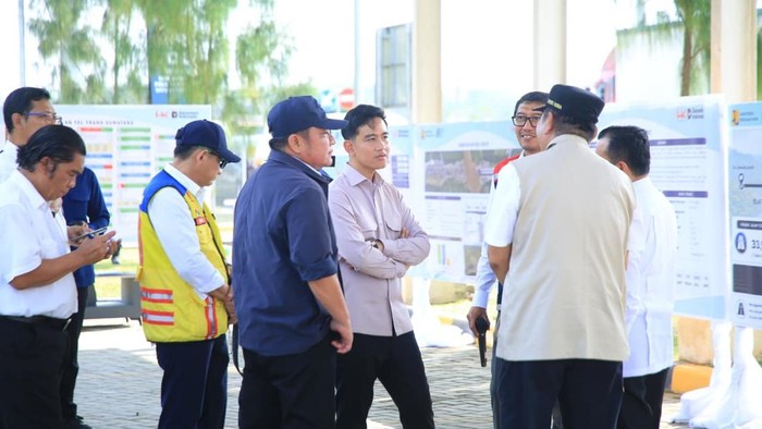 Wapres Gibran saat meninjau Plaza Tol Bayung Lincir