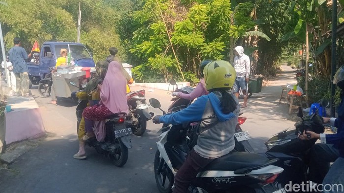 Warga melintas di Jembatan Baran, Kecamatan Cawas, Klaten.