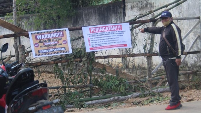 Warga memblokir akses jalan ke SMAN di Lampung Timur karena anak yang  dekat sekolah tidak diterima