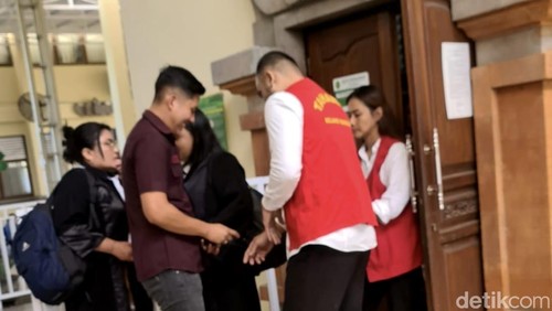 Terdakwa kasus perambokan WNA saat menjalani persidangan di PN Denpasar. Dokumentasi Wibhi Leksono