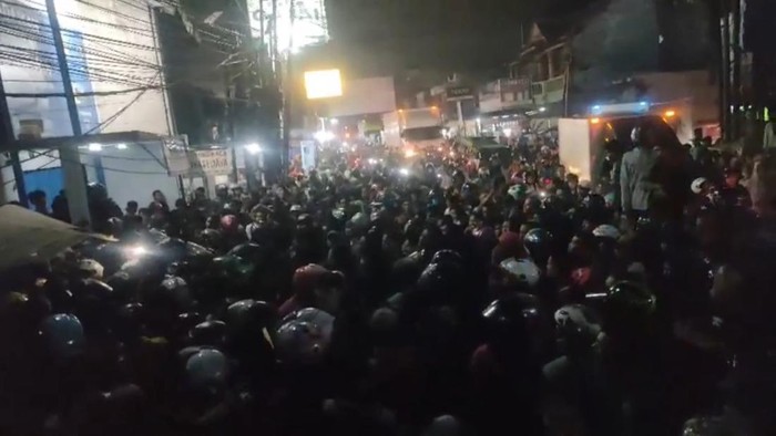 Aksi ojol geruduk kantor debt collector di Kopo, Bandung.