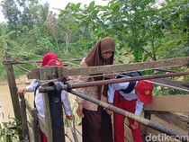 Banjir hingga Buaya Jadi Ancaman Pelajar di Kukar saat Seberangi Sungai