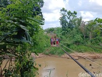 Potret Pelajar Bertaruh Nyawa Menyeberang Sungai Kukar