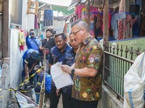 Kenneth DPRD DKI Bantu Anak Disabilitas Saat Tinjau Proyek Saluran Air di Jakbar