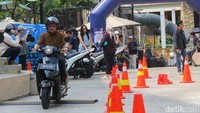 Warga melakukan test drive motor listrik VinFast di Tribeca Park, Central Park Mall Jakarta, Sabtu (18/7/2026).