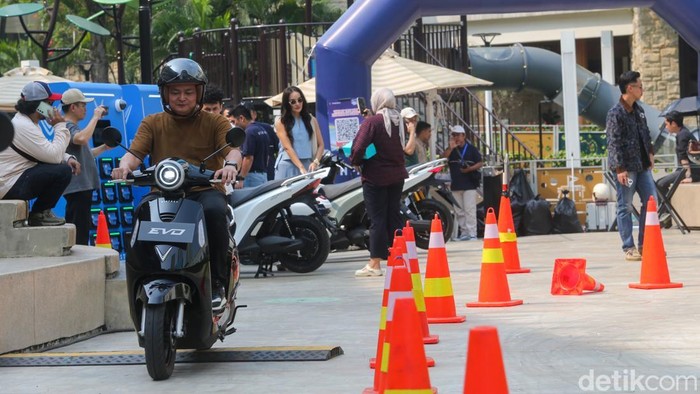 Antusiasme Warga Jajal Motor Listrik VinFast