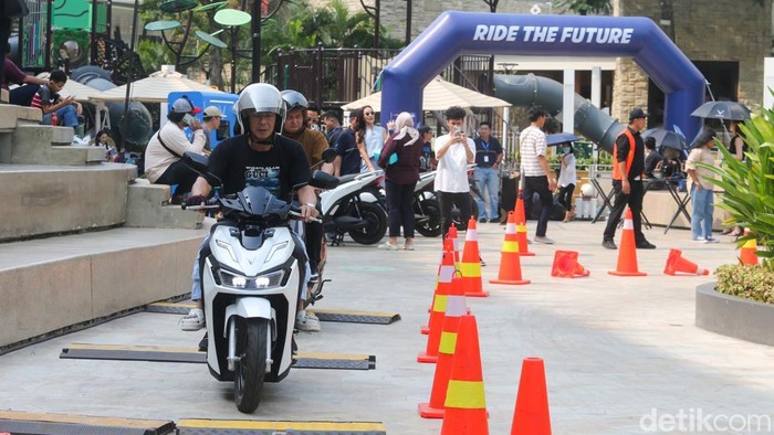 Antusiasme Warga Jajal Motor Listrik VinFast