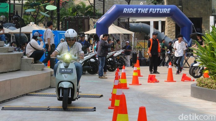 Antusiasme Warga Jajal Motor Listrik VinFast