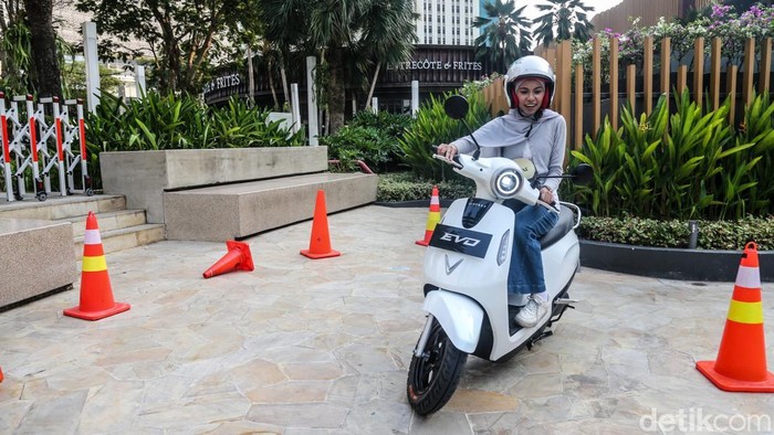 Antusiasme Warga Jajal Motor Listrik VinFast