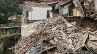 Diterpa Longsor, Masjid hingga Rumah Warga di Gegerkalong Bandung Hancur