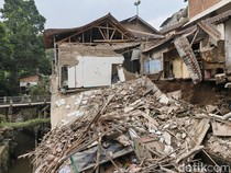 Diterpa Longsor, Masjid hingga Rumah Warga di Gegerkalong Bandung Hancur