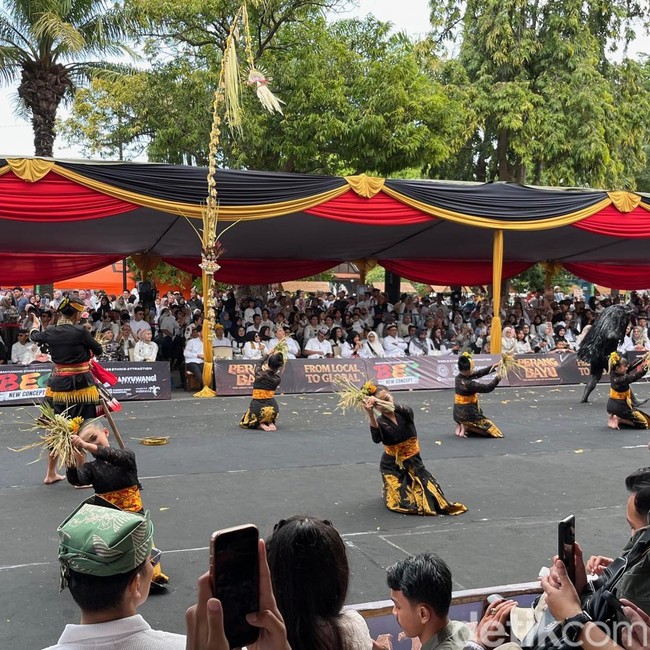 Foto: Warna-warni Busana Banyuwangi Ethno Carnival