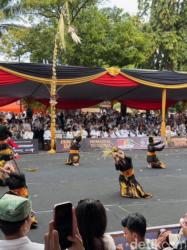 Foto: Warna-warni Busana Banyuwangi Ethno Carnival