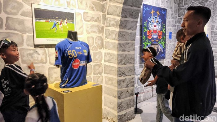 Bobotoh mengenalkan Persib kepada anaknya di Grey Art Gallery di Jalan Braga, Kota Bandung