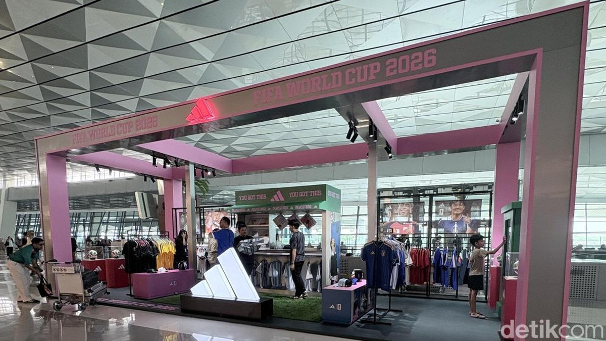 Booth adidas Indonesia di Terminal 3 Bandara Internasional Soetta Booth adidas Indonesia di Terminal 3 Bandara Internasional Soetta