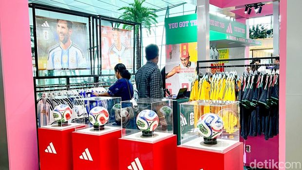 Booth adidas Indonesia di Terminal 3 Bandara Internasional Soetta Booth adidas Indonesia di Terminal 3 Bandara Internasional Soetta