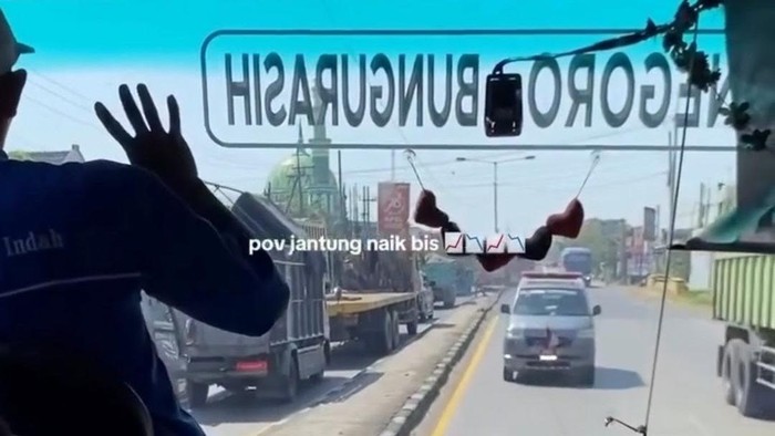 Bus ngeblong atau lawan arah di Lamongan hingga halangi laju mobil ambulans.