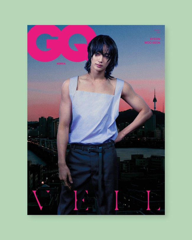 Penggemar menyorot gaya Byeon Woo Seok berbalut atasan tanpa lengan berwarna ungu Prada, yang menghadirkan kesan maskulin sekaligus feminin. Atasan tersebut mengekspos tubuh atletisnya. Foto: dok. GQ Korea