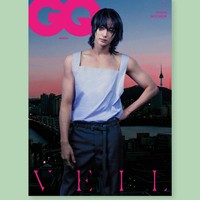 Penggemar menyorot gaya Byeon Woo Seok berbalut atasan tanpa lengan berwarna ungu Prada, yang menghadirkan kesan maskulin sekaligus feminin. Atasan tersebut mengekspos tubuh atletisnya. Foto: dok. GQ Korea