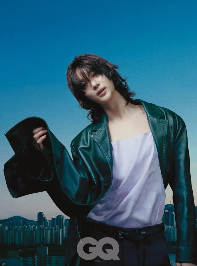 Byeon Woo Seok menghebohkan penggemar dengan penampilannya dalam pemotretan terbaru. Bintang drama Korea Perfect Crown itu menghiasi sampul majalah GQ Korea edisi Agustus 2026. Foto: dok. GQ Korea