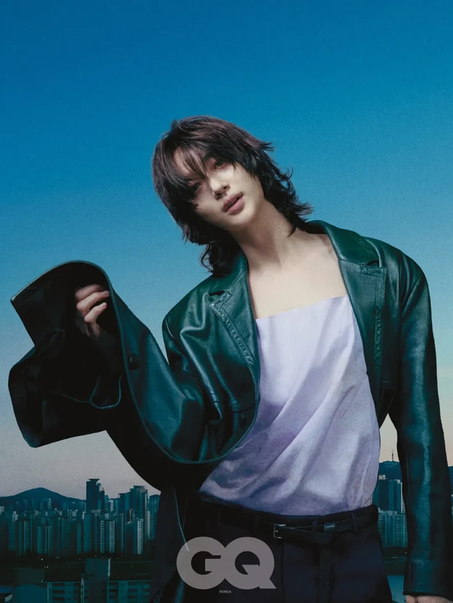 Potret Byeon Woo Seok Tampil Pakai Tank Top Rambut Mullet Bikin Terpana