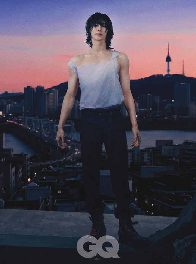 Selama pemotretan, Byeon Woo Seok menampilkan pesonanya dengan wig rambut mullet. Aktor yang mengawali karier sebagai model ini juga mendobrak standar gaya berpakaian pria dan wanita. Foto: dok. GQ Korea
