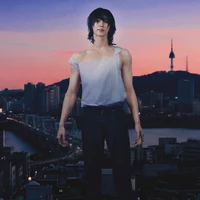 Selama pemotretan, Byeon Woo Seok menampilkan pesonanya dengan wig rambut mullet. Aktor yang mengawali karier sebagai model ini juga mendobrak standar gaya berpakaian pria dan wanita. Foto: dok. GQ Korea