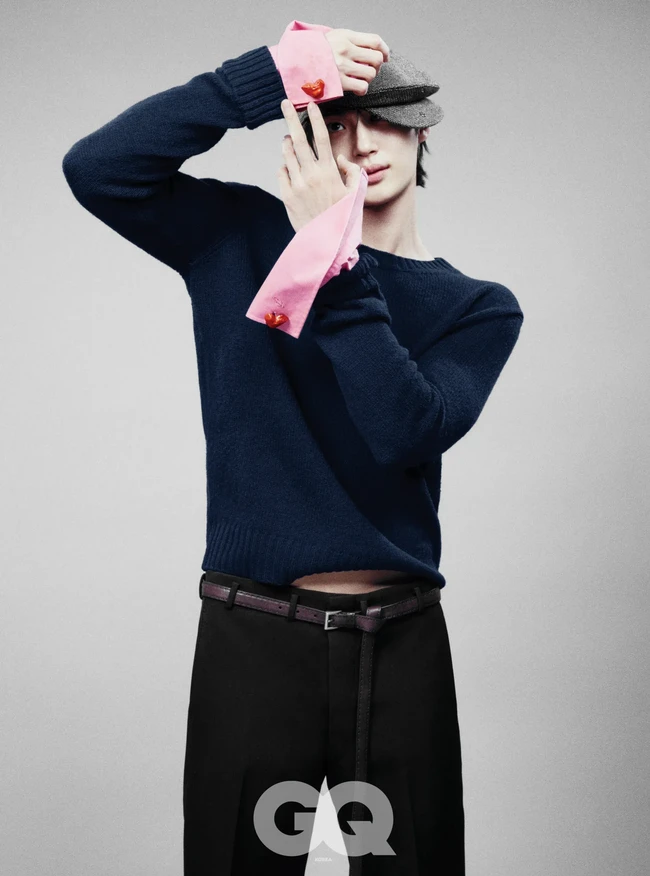 Aktor berwajah baby face itu pun mengakui bahwa drama Korea Lovely Runner menandai titik balik kariernya di 2024. Byeon Woo Seok kini laris manis menjadi pemain utama sejumlah film dan drama, terbaru Perfect Crown bersama IU. Foto: dok. GQ Korea