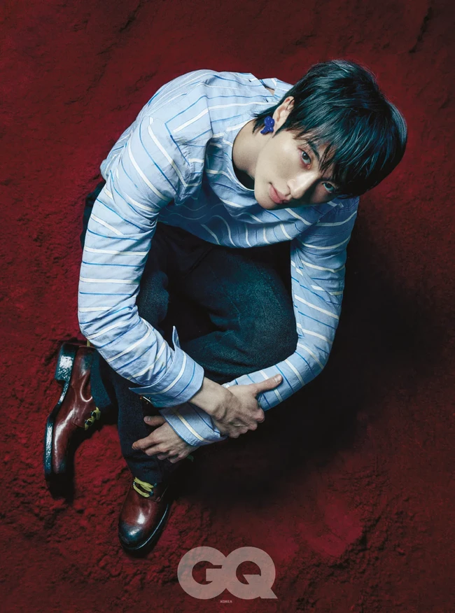 Byeon Woo Seok memulai debut sebagai model di usia 19 tahun. Tak mengherankan jika sang aktor terlihat luwes berpose di depan kamera. Tawaran akting pertamanya datang pada 2016 sebagai pemain pendukung drama Korea Dear My Friends, berlanjut ke Moon Lovers: Scarlet Heart Ryeo, dan Weightlifting Fairy Kim Bok Joo. Foto: dok. GQ Korea