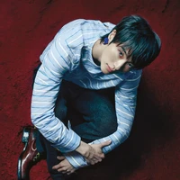 Byeon Woo Seok memulai debut sebagai model di usia 19 tahun. Tak mengherankan jika sang aktor terlihat luwes berpose di depan kamera. Tawaran akting pertamanya datang pada 2016 sebagai pemain pendukung drama Korea Dear My Friends, berlanjut ke Moon Lovers: Scarlet Heart Ryeo, dan Weightlifting Fairy Kim Bok Joo. Foto: dok. GQ Korea