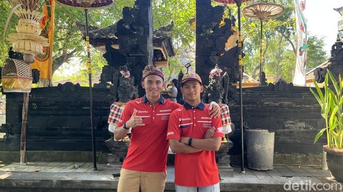 Dua pembalap asal Indonesia Mario Aji (kiri) dan Veda Ega (kanan) saat melakukan tur budaya dan seni di ITDC Nusa Dua, Badung, Bali, Sabtu (18/7/2026). (Rizki Setyo/detikBali)