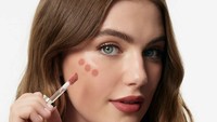 Aktris Muda Ini Jadi Brand Ambassador Pertama Rare Beauty