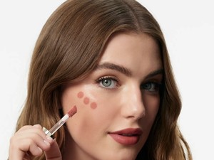 Aktris Muda Ini Jadi Brand Ambassador Pertama Rare Beauty