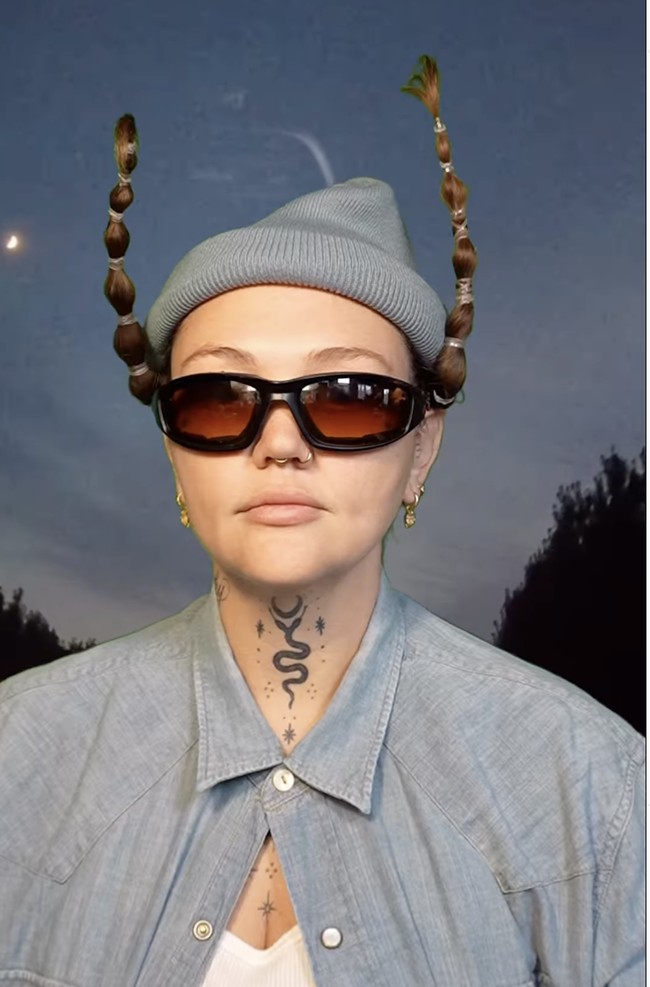 Terlahir dengan nama Tanner Elle Schneider, Elle King mengubah namanya untuk menjauh sebisa mungkin dari ayahnya, aktor Rob Schneider. Sejak kecil, ia tinggal bersama ibunya, London King, dan sangat jarang bertemu sang ayah. Foto: dok. Instagram Elle King